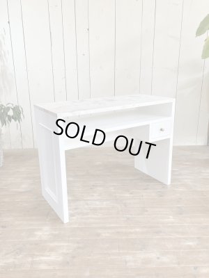 ライトなどを置ける棚と、小さな引き出し付きのネイルテーブル。