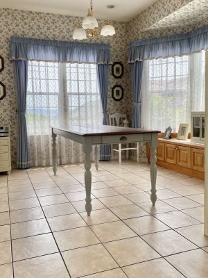 洋書スタイルの建物に最高にマッチするターンドレッグ(ろくろ脚)ダイニングテーブル