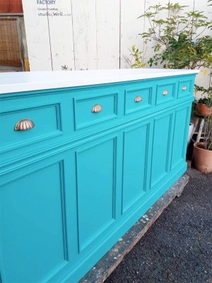 モールディングを使い立体的でゴージャスなアンティーク調レジカウンターです。