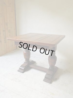 通常時のサイズはW900×D830のアンティークテーブルです