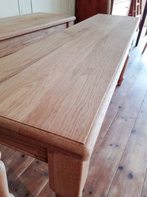 座面の端はアンティーク風のモール加工