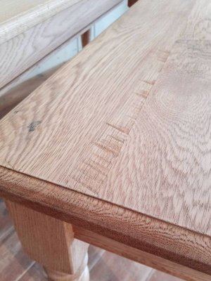 わざと製材跡を残したざっくりした質感