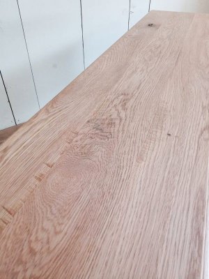 わざと製材跡を残したざっくりした質感