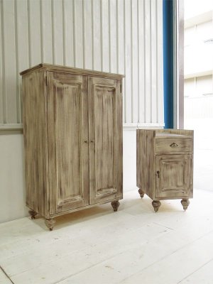 コスメショップのディスプレイ兼収納棚に製作しました。