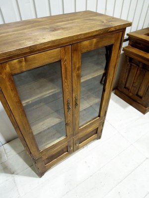 使い古した和家具をイメージしたヒュームドブラウン色仕上げ。