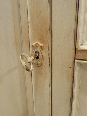 がっちゃんと音を立てて開けるアンティークキーを採用。雰囲気、味わいを楽しんで。