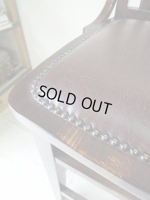 エンジ色のビニールレーザーはアンティーク風な仕上がり