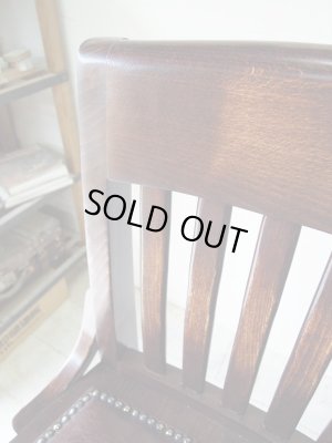 落ち着きのあるウォールナット色、濃淡がありムーディーな店内に似合いますね