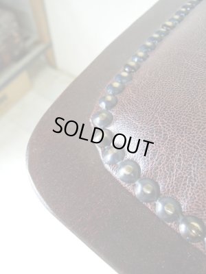 座面縁の鋲打ちが素敵です