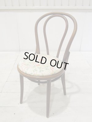 植物や動物を独特なタッチで描いたウィリアムモリスの生地で座面を張り直しました。