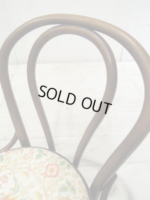 美しい曲げ木細工の椅子です。