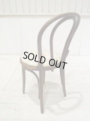 後ろからのシルエットも美しいベントウッドチェア。