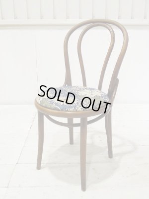 植物や動物を独特なタッチで描いたウィリアムモリスの生地で座面を張り直しました。