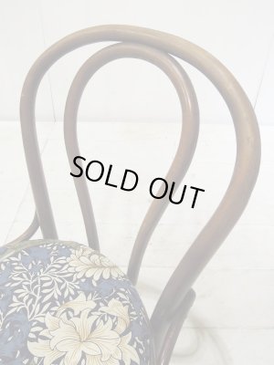 美しい曲げ木細工の椅子です。