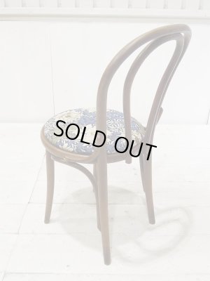 後ろからのシルエットも美しいベントウッドチェア。