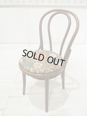 植物や動物を独特なタッチで描いたウィリアムモリスの生地で座面を張り直しました。