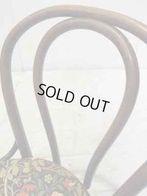 美しい曲げ木細工の椅子です。