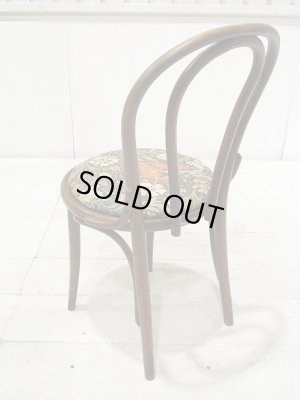 後ろからのシルエットも美しいベントウッドチェア。