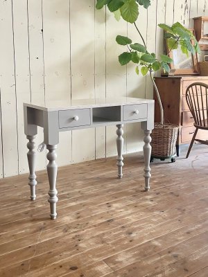 ドライフラワーを飾る大人シックな店内に、かわいいネイルテーブル。