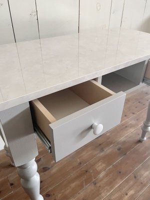 引き出しにはよく使う道具などを収める引出し付きネイルデスク。