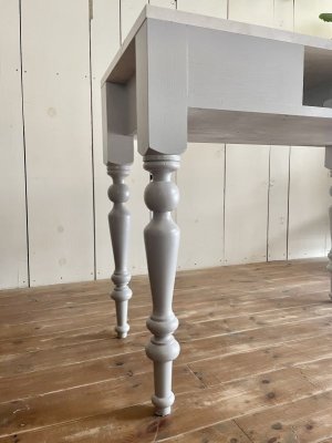 ポコポコと丸みのあるかわいいろくろ足を使ったネイルデスクです