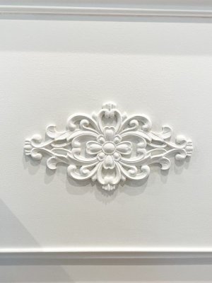 花柄のモチーフ付きレジカウンター。