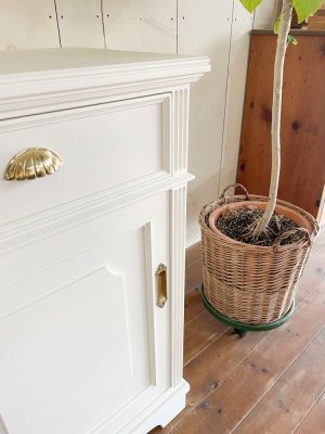 各所をモールディングで飾ったゴージャスなキャビネット