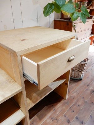 収納は引出しな棚、扉を選べます。