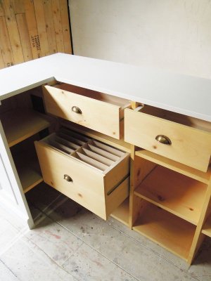 収納の仕様は、お好みに応じて特注できます。