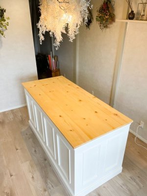 お花をまとめたり包んだりする、奥行きが大きな作業台カウンター