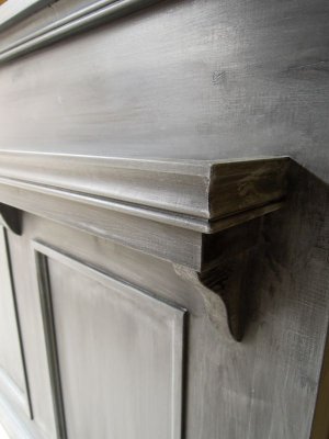 お客様側には荷物棚や商品陳列に使えるシェルフつき