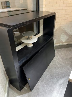 扉を外してディスプレイするものを入れます。