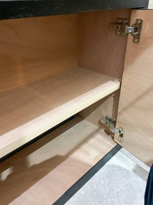 在庫や梱包材など備品の収納に便利なバックキャビネット