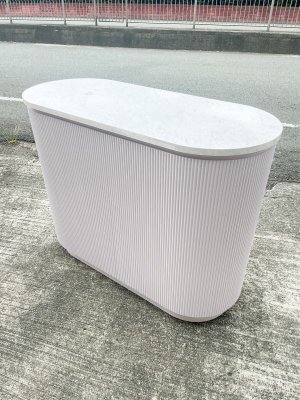 局面のあるアールカウンターで、優しい雰囲気のお店づくりに活躍