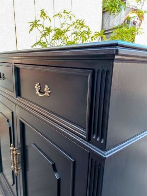 溝掘りやモールディングで装飾してあります