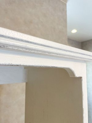 角が擦り切れたようなシャビーホワイトペイント