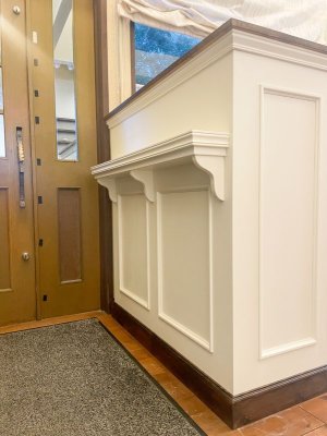 荷物棚にも使えるディスプレイシェルフ付き受付カウンター