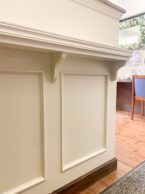 各部にモールディングを使ったアンティークデザインのカウンターです。