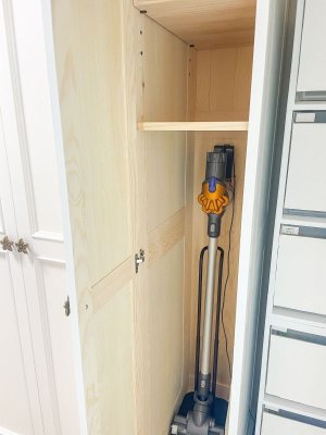 ダイソンの掃除機を充電＆収納できる両端のスリム収納。