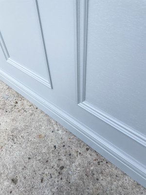 モールディング加工を使ったアンティーク調デザインの店舗カウンター