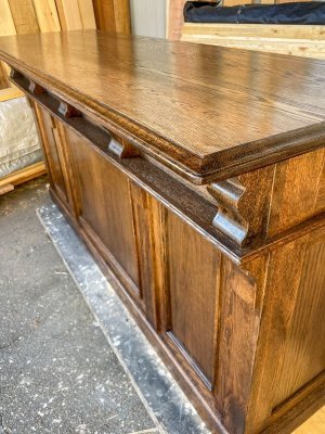 艶ありウレタン塗装で高級感を感じさせるショップカウンター