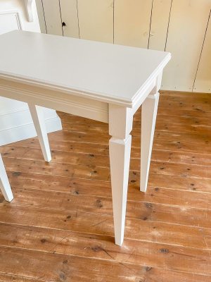 先に向かって細くなるテーパーレッグのテーブル