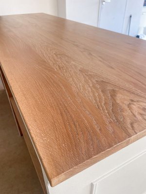 ホワイトオーク無垢材を使った天板は優しい手触り。