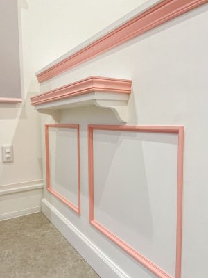 正面にはお客様の荷物置きシェルフ付き、ディスプレイにも活躍します。