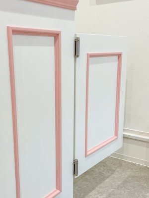 前後に開くスイングドア、レジ内部の目隠しにもなります。