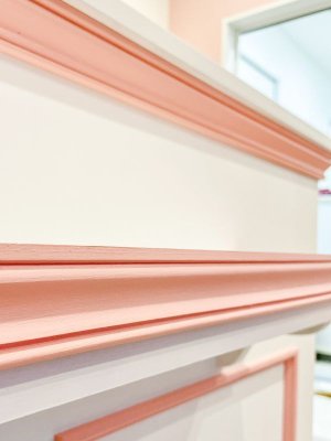 モールディングで装飾したアンティークデザインのショップカウンター。