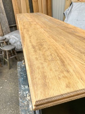 天板はパイン材を使い、天然木の優しい雰囲気を楽しめます。