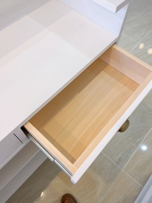 スライドレールでスムーズに動作する引出し。