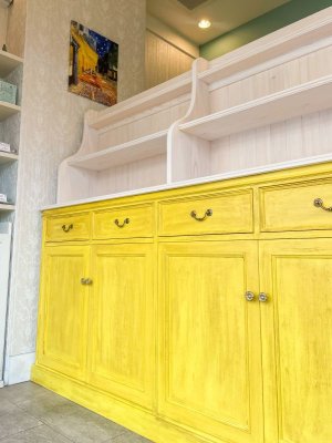 真鍮取っ手をつけたアンティーク調デザインの家具