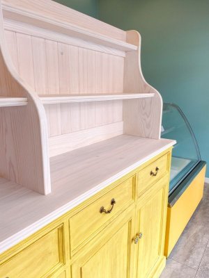 アーチデザインを取り入れたかわいいディスプレイシェルフ